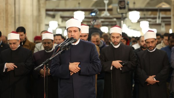 آلاف المصلين يؤدون العشاء والتراويح بالجامع الأزهر