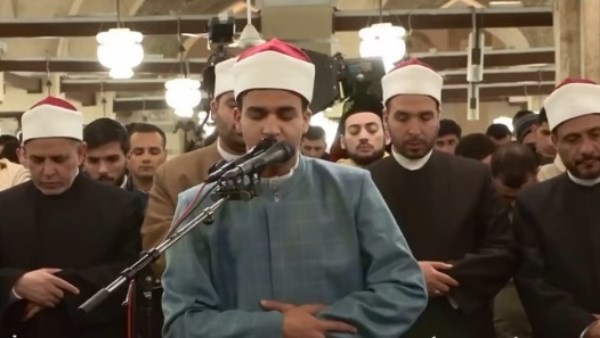 الطالب محمد رضا يؤم المصلين