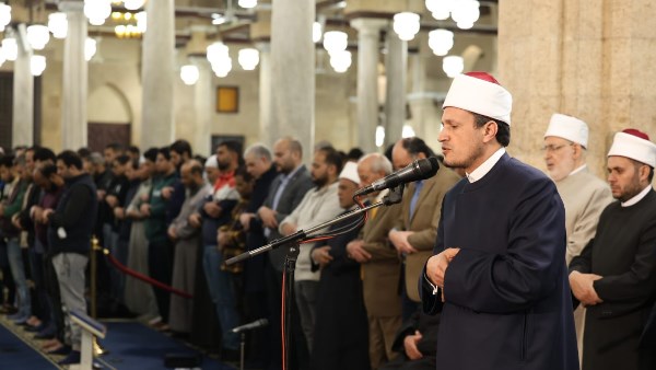 الجامع الأزهر يمتلئ بالمصلين في صلاة العشاء والتراويح