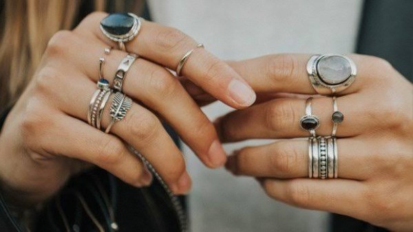 هل لبس المراة الخاتم في إصبع السبابة حرام