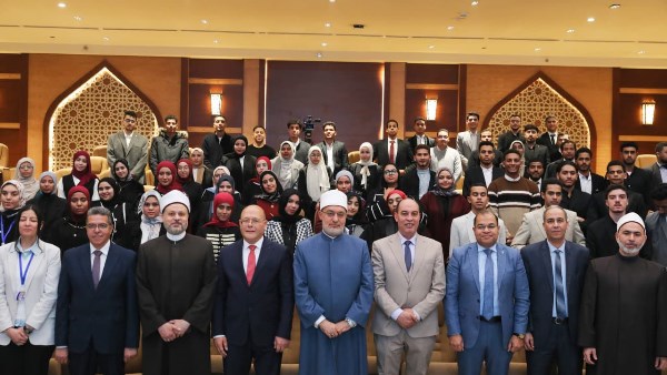 صورة تذكارية للمفتي وقيادات جامعة سوهاج الأهلية 