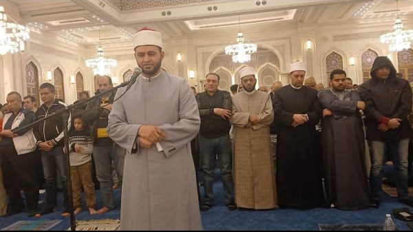 أحد نجوم دولة التلاوة يؤم المصلين 