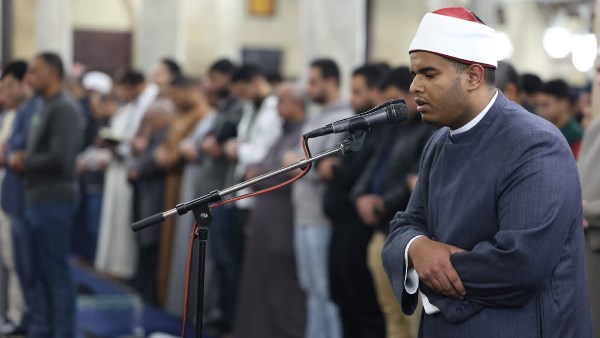 الطالب النابغة أحمد زكي فوزي يؤم المصلين