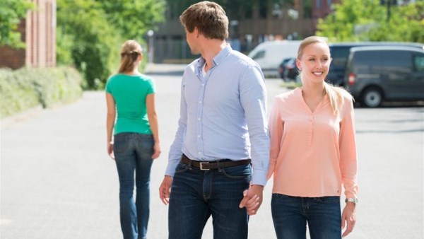 هل النظر للسيدات في نهار رمضان يفسد الصوم؟ 