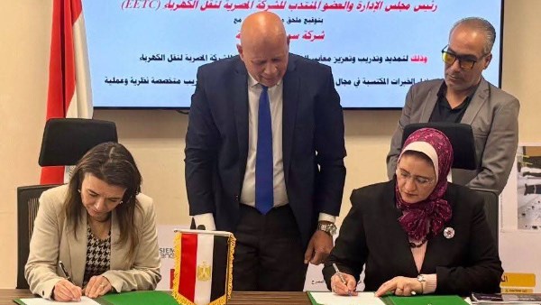 خلال توقيع العقود