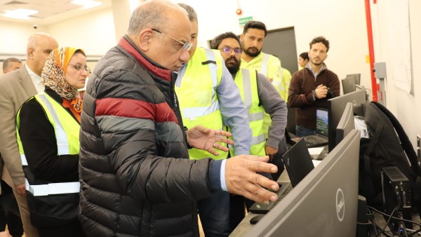 وزير الكهرباء خلال الزيارة