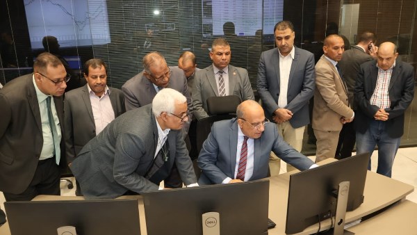 وزير الكهرباء خلال الزيارة