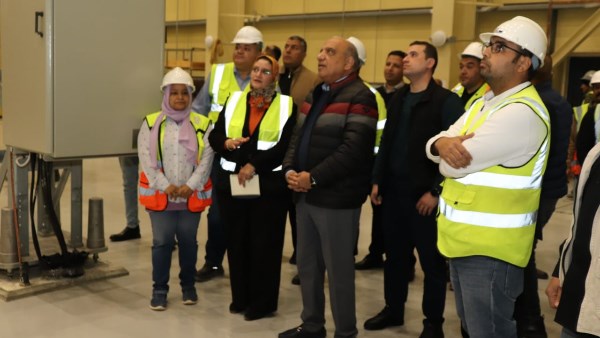 وزير الكهرباء خلال زيارته لمحطة بدر