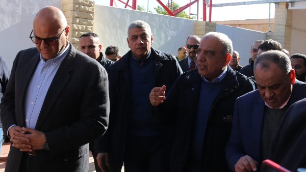 وزير الكهرباء خلال الزيارة