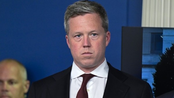 وزير الجيش الأمريكي والقائد الأعلى لقوات الحلفاء بأوروبا يشاركون في محادثات جنيف