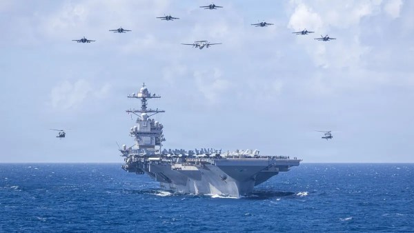 حاملة طائرات أمريكية