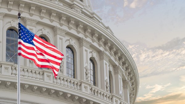  إدارة الهجرة والجمارك الأمريكية