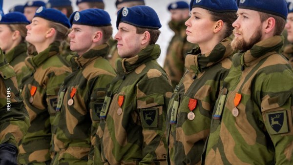 عدد من جنود الجيش النرويجي 