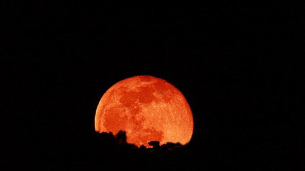 القمر الدموي 