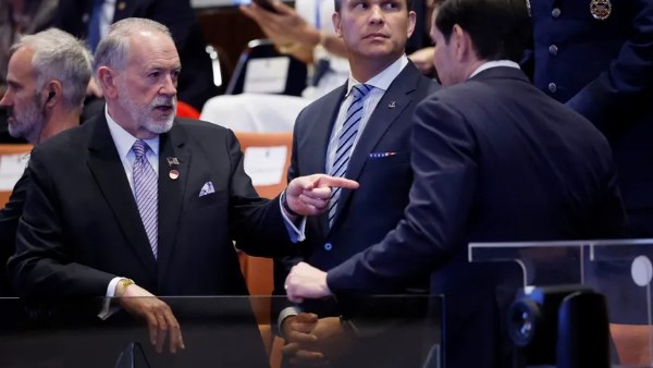 روبيو يتوسط هيجيست وهاكابي