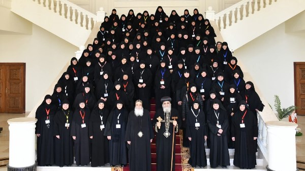 البابا تواضروس والراهبات 