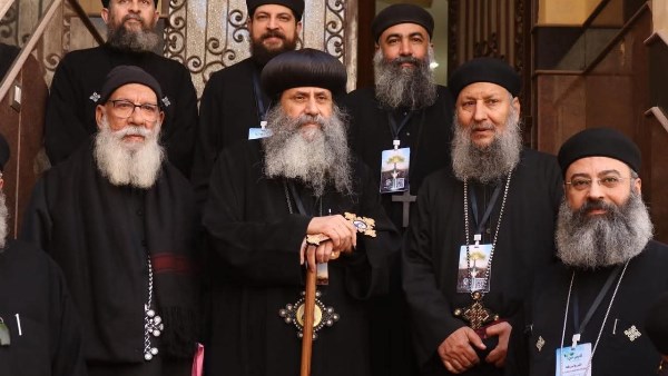 الأنبا بيجول والآباء الكهنة 