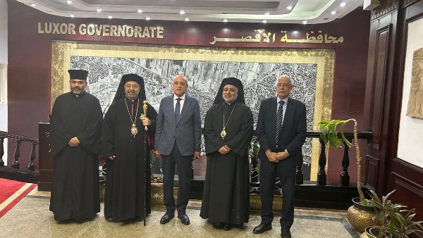 البطريرك إبراهيم إسحق يزور محافظ الأقصر