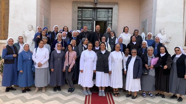 البطريرك الأنبا إبراهيم إسحق والأخوات الراهبات 