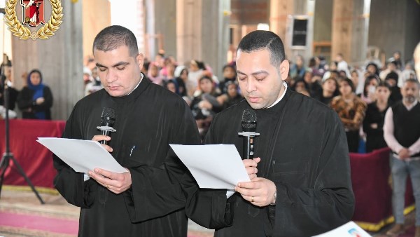 رسامة كهنة جدد 