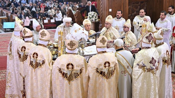 رسامة كهنة جدد 