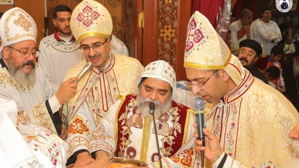 رسامة كهنة جدد 