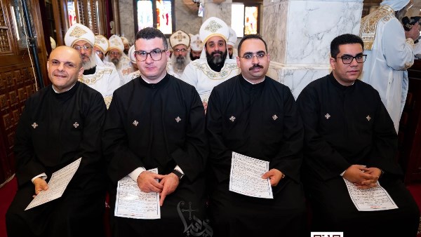 رسامة كهنة جدد 