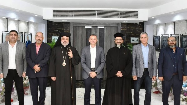 زيارة تهنئة من الأنبا عمانوئيل لمحافظ أسوان