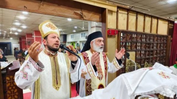 الأنبا باسيليوس يترأس قداس «خدمة الابن الشاطر» بكنيسة العذراء ومار يوحنا بمنسافيس