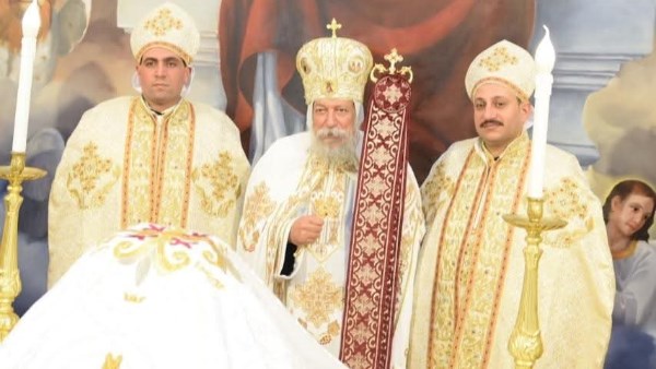 رسامة كهنة جدد 