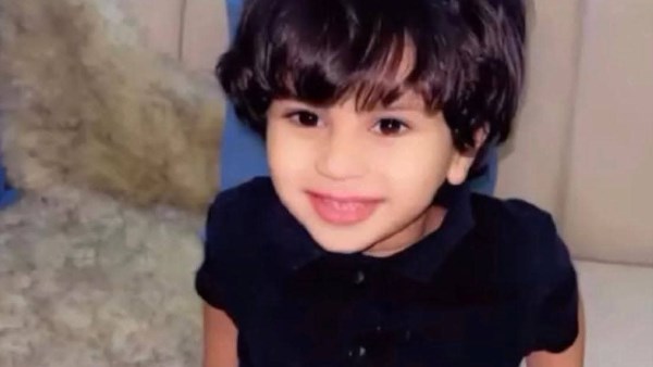 الطفل المصاب من نهش الكلاب 