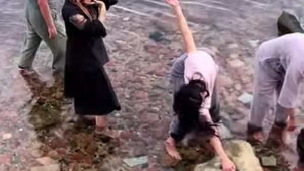 صور السياح أثناء ممارسة يوجا الطبيعة 