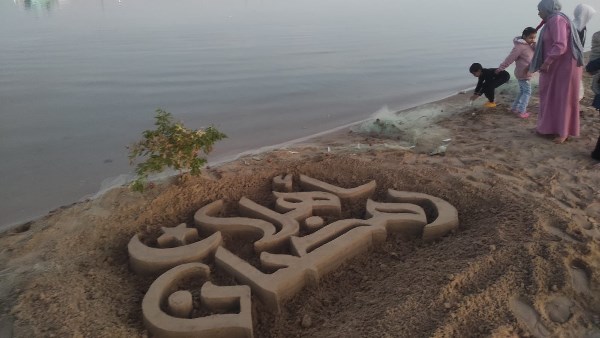 نحت مجسم اهلا رمضان بشواطئ طور سيناء 