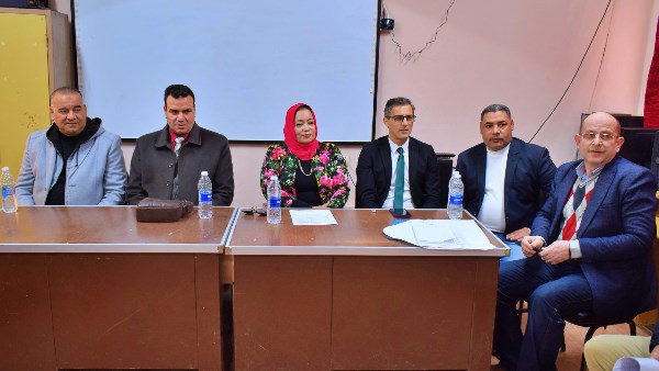 مديرة المديرية خلال تفقد إجراء مقابلات رؤساء التعليم الفني 