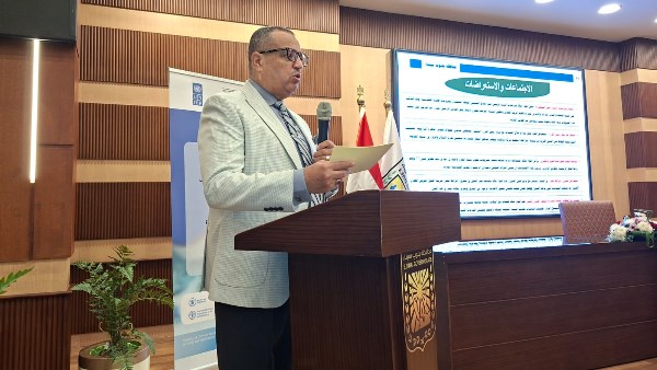 المحافظ لدي مشاركته في الجلسة 