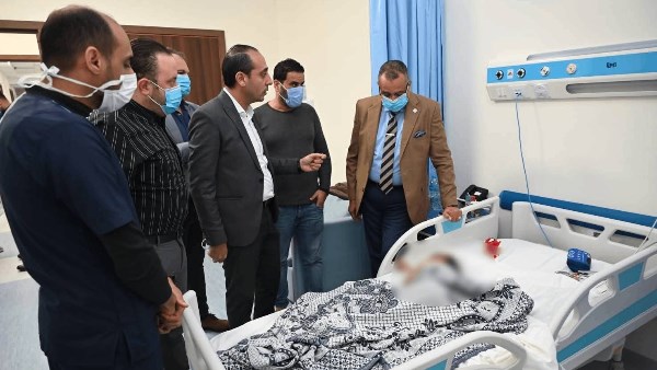 اللواء دكتور خالد مبارك خلال زيارته الطفل 