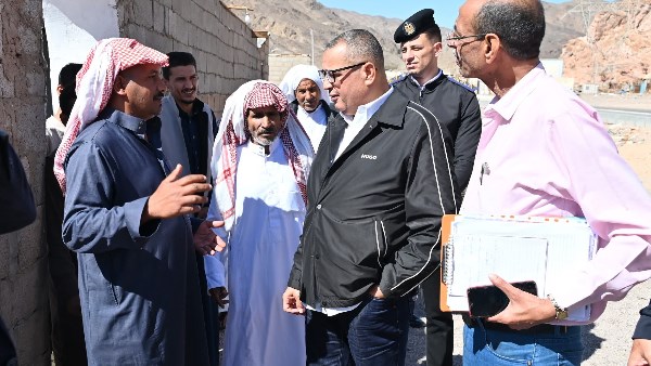 الدكتور خالد مبارك خلال زيارته تجمع طوبيا 