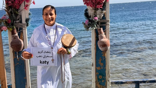 أول مسحراتيه مسيحية تهنئ المسلمين برمضان فى دهب 