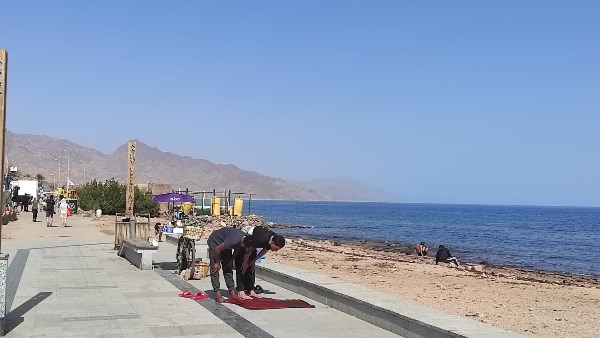 شباب يؤدون الصلاة فى دهب 