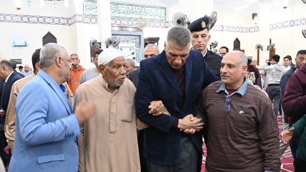 المحافظ خلال أداء الصلاة بمسجد السلام 