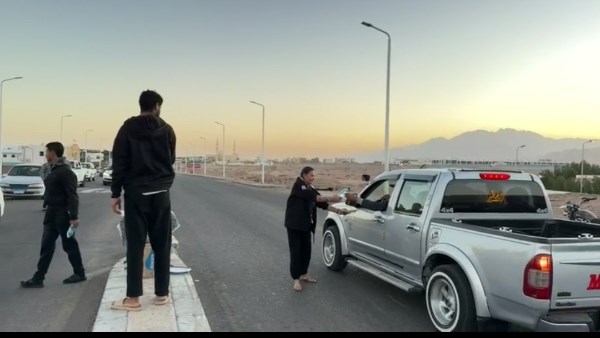 كاتي ظريف توزع المياه والعصائر علي الصائمين 
