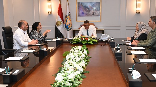 المحافظ خلال الاجتماع 