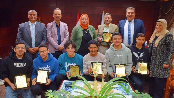 مدير تعليم جنوب سيناء يكرم المتفوقين 