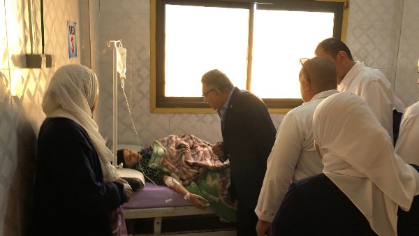 محافظ الدقهلية يطمئن على مصابى حادث انقلاب سيارة بمصرف 