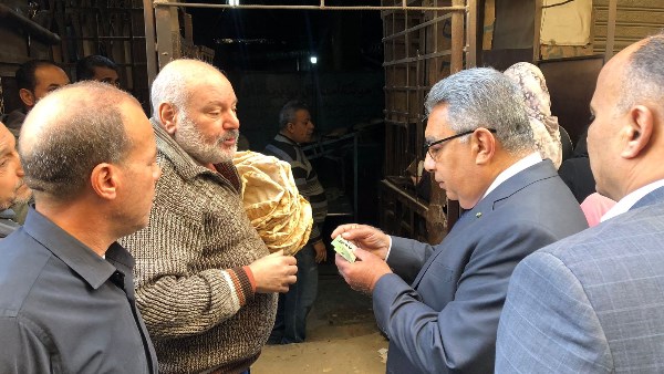 محافظ الدقهلية يتفقد مخابز طلخا لمتابعة جودة الخبز والالتزام بوزن الرغيف