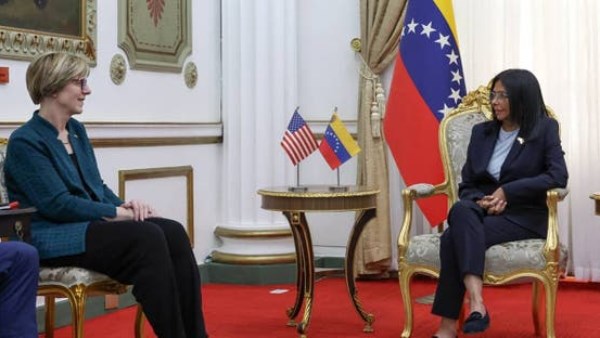 رودريجيز ورئيسة البعثة الدبلوماسية الأمريكية 