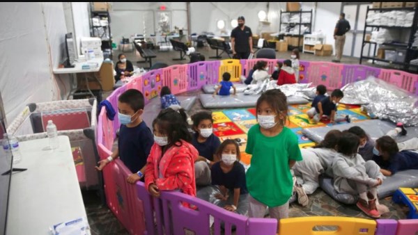 أطفال محتجزين من إدارة الهجرة الأمريكية