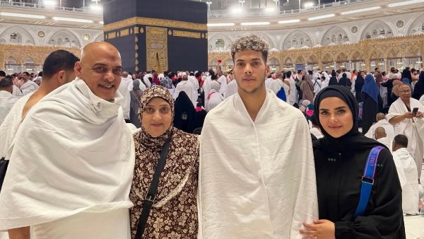 إمام عاشور وعائلته 