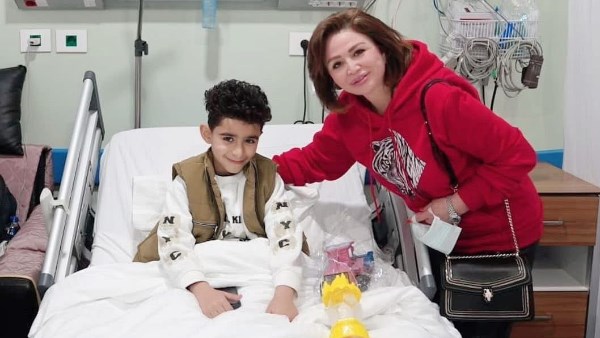 إلهام شاهين تشارك صورا مع أطفال مستشفى الناس
