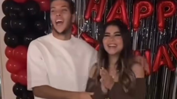 إمام عاشور وزوجته